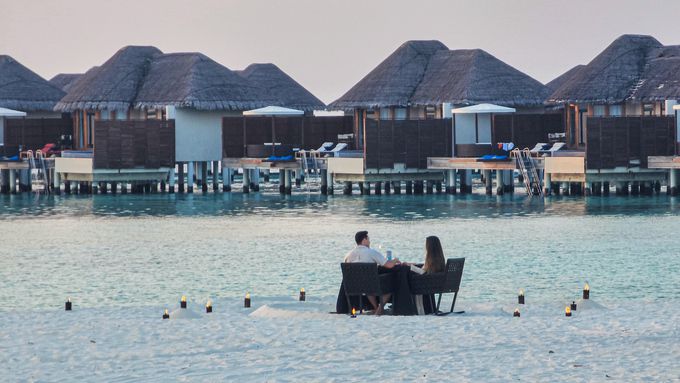 W몰디브에서는 프라이빗 디너가 가능하다. 사진은 백사장에서 둘만의 로맨틱한 식사를 하는 중인 연인들. 사진=정희원 기자