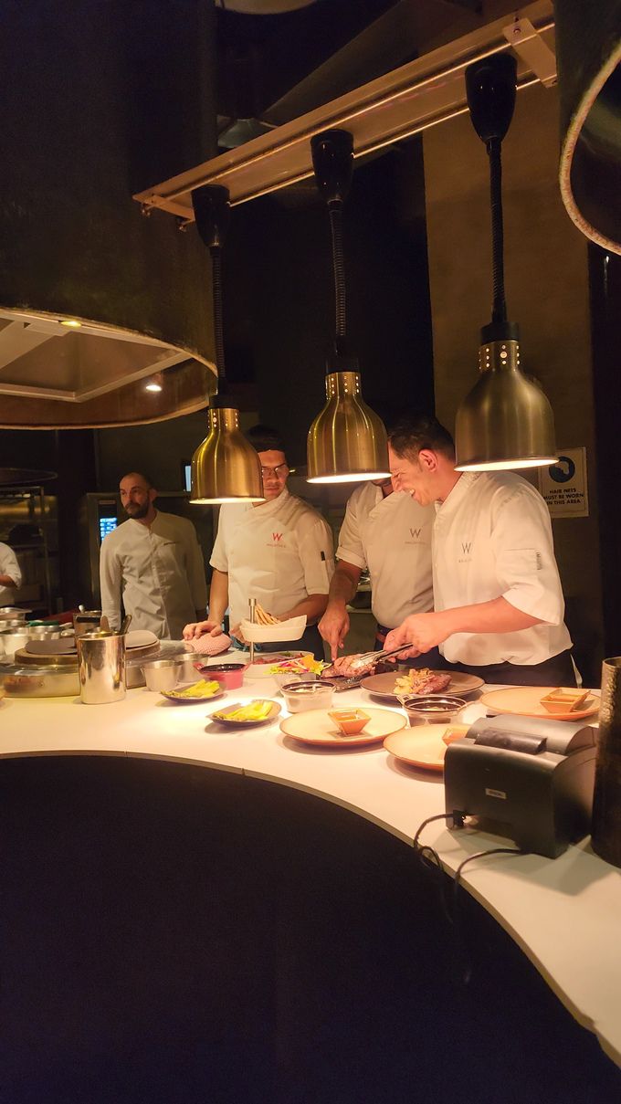 파이어의 셰프들이 음식을 낼 마무리를 하고 있다. 사진=정희원 기자