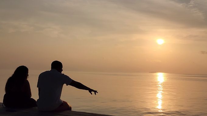 이른 아침 어웨이 스파를 찾아 몰디브의 일출을 바라보는 연인들. 사진=정희원 기자