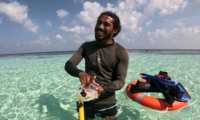 스노클링 전 가이드로부터 안전교육을 받고 있다. 사진=정희원 기자