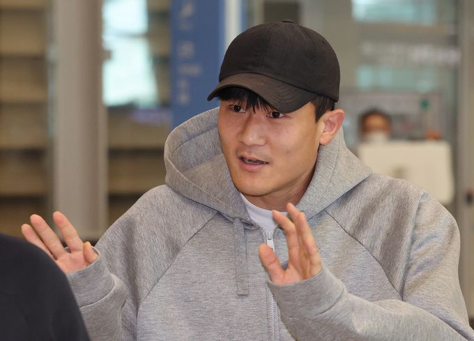 김민재가 팬들에게 인사하고 있다. 사진=뉴시스