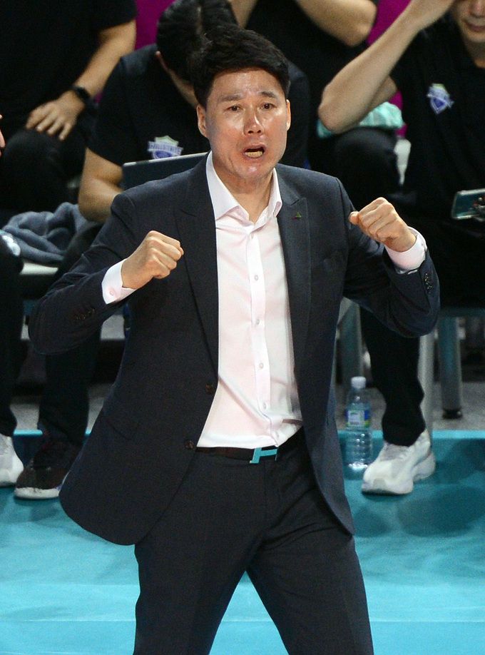 여자프로배구 현대건설 강성형 감독이 1일 인천 삼산월드체육관에서 열린 '2023-2024 챔피언 결정전' 3차전 흥국생명과의 경기에서 작전지시를 하고 있다. 인전=김두홍 기자 kimdh@sportsworldi.com