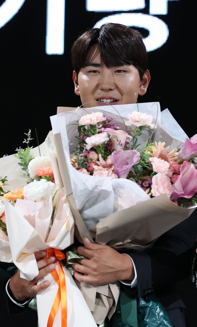 '2023 KPGA 제네시스 대상 시상식'에서 고군택이 한국골프기자단 선정 기량 발전상을 수상하고 기념촬영을 하고 있다. 사진=뉴시스