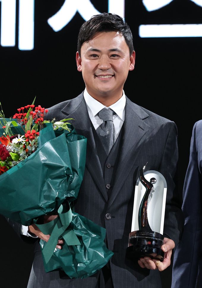 '2023 KPGA 제네시스 대상 시상식'에 참석한 박상현이 시즌 상금왕을 수상하고 기념촬영을 하고 있다. 사진=뉴시스