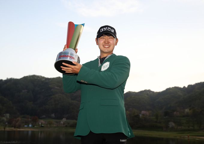 지난해 DB손해보험 프로미 오픈 파이널 라운드에서 우승한 고군택이 우승트로피를 들고 기념촬영을 하고 있다. 사진=KPGA 제공