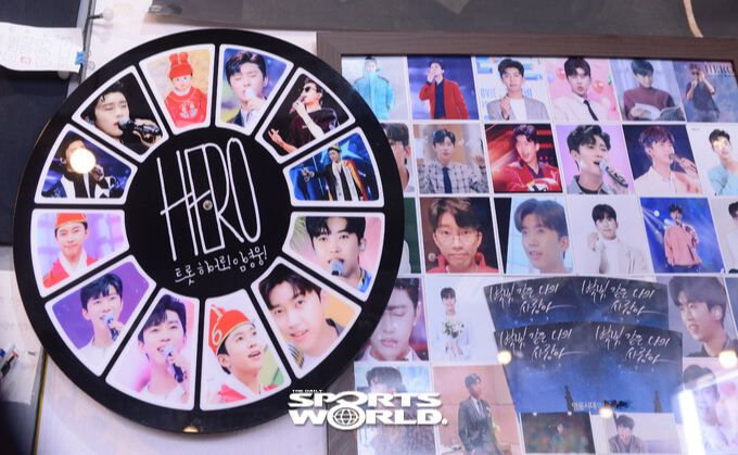 임영웅 사진으로 가득한 식당 내부