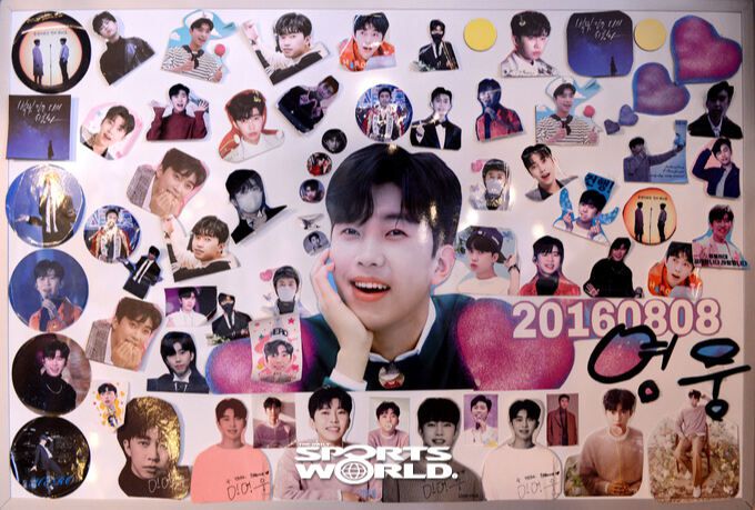 임영웅 사진으로 가득한 식당 내부