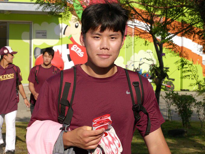 대만 스프링캠프에 참석한 김윤하가 훈련을 마치고 이동하고 있다. 사진=키움히어로즈 제공