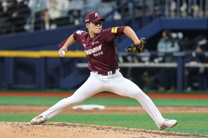 키움 김윤하가 마운드에서 역투하고 있다. 사진=키움히어로즈 제공