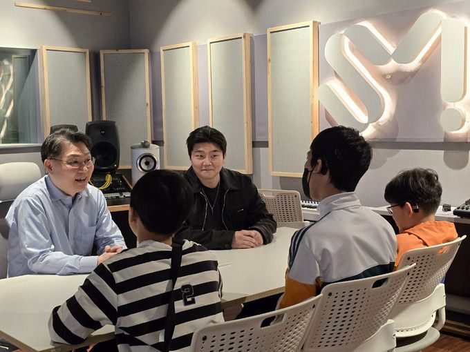 장재원 SM유니버스 대표가 스마일 와우 아트스쿨에서 아이들과 만나 이야기를 나누고 있다. 사진=정희원 기자