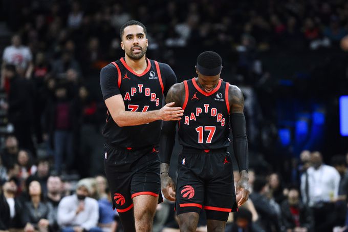 토론토 랩터스 존테이 포터(왼쪽)가 격려하고 있다. 사진=AP/뉴시스