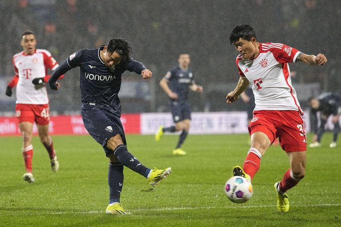 김민재가 볼 경합을 벌이고 있다. AP/뉴시스