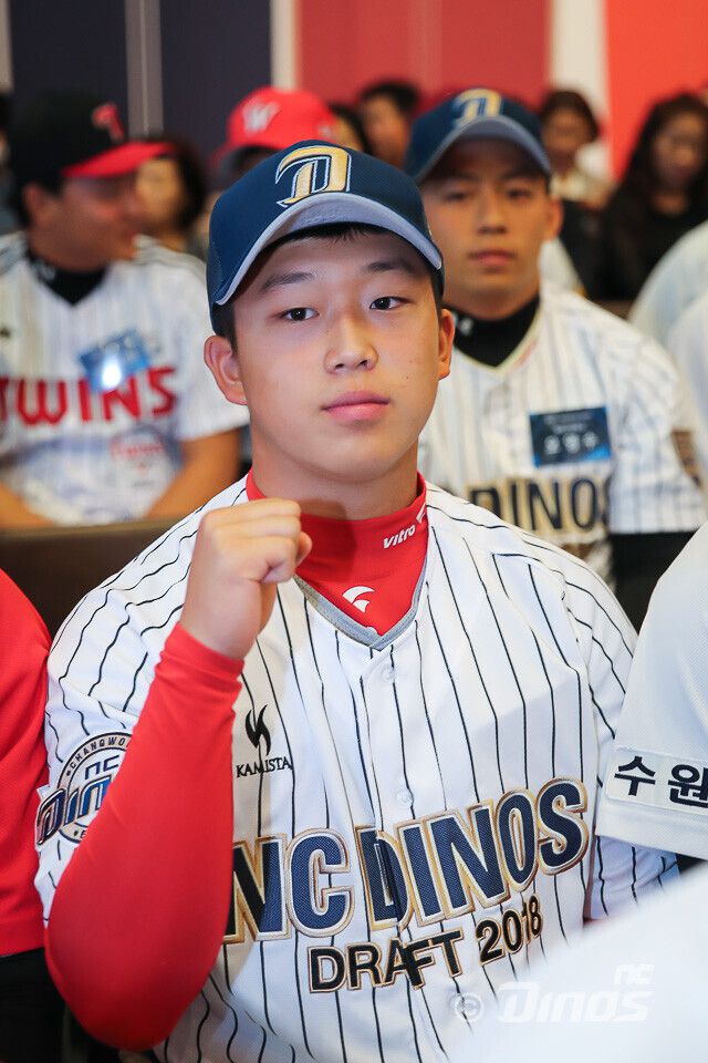 전 NC 투수 김재균이 2018 신인드래프트 지명을 받고 기념촬영하고 있다. 사진=NC다이노스 제공