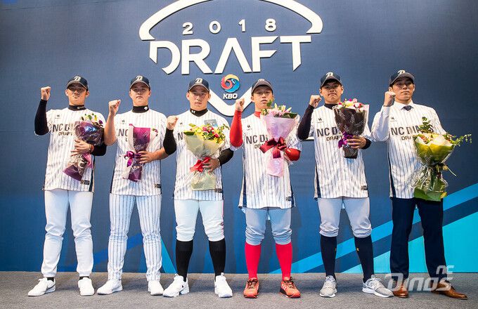 2018 KBO 신인드래프트에서 NC 지명을 받은 김재균(오른쪽 3번재)이 동기들과 함께 기념촬영하고 있다. 사진=NC다이노스 제공