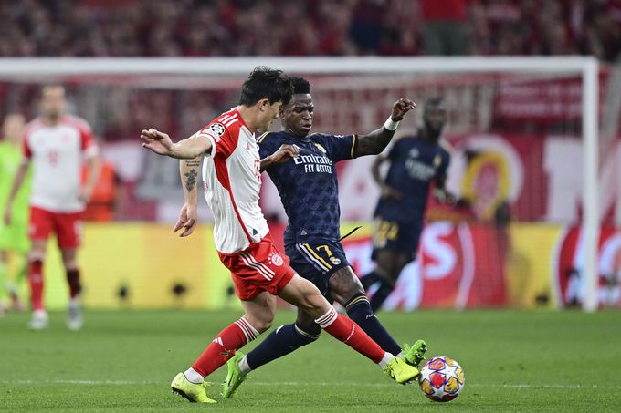 바이에른 뮌헨의 김민재(왼쪽)가 레알 마드리드의 비니시우스 주니오르와 볼 경합을 벌이고 있다. 사진=AP/뉴시스