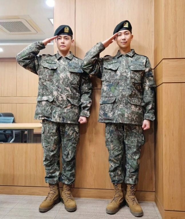 방탄소년단 뷔(왼쪽)와 RM. (사진=RM 인스타그램)