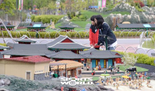 미니랜드를 구경하는 어린이들