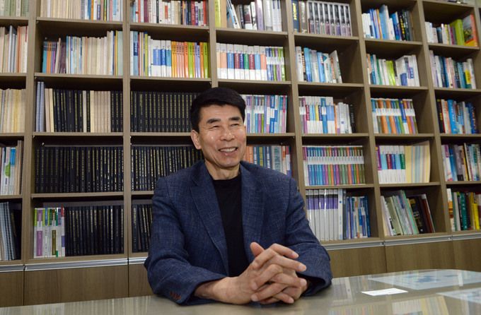 장윤창 경기대 교수가 스포츠월드와의 인터뷰에 임하고 있다. 사진=김용학 기자