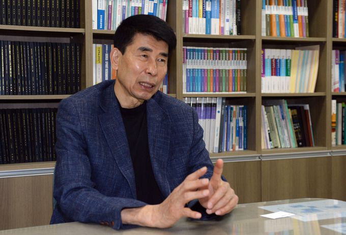 장윤창 경기대 교수가 스포츠월드와의 인터뷰에 임하고 있다. 사진=김용학 기자