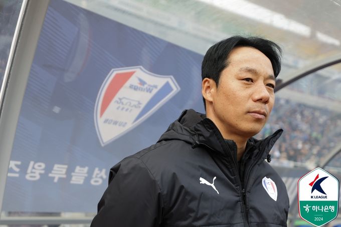 수원삼성의 염기훈 감독이 그라운드를 바라보고 있다. 한국프로축구연맹 제공