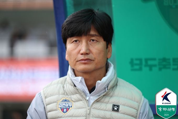 김천 상무 정정용 감독이 경기장을 바라보고 있다. 사진=한국프로축구연맹 제공