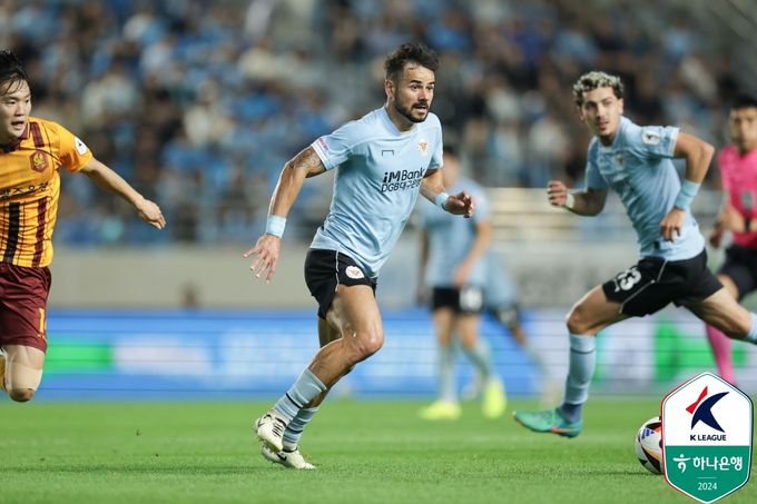 대구FC 세징야(가운데)가 경기에 임하고 있다. 사진=한국프로축구연맹 제공