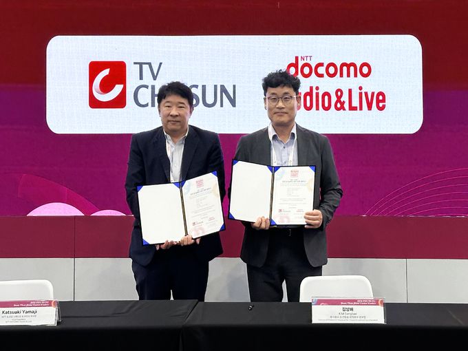 야마지 카츠야키(왼쪽) NTT도코모스튜디오&라이브 부사장과 김상배 TV CHOSUN 제작본부 본부장
