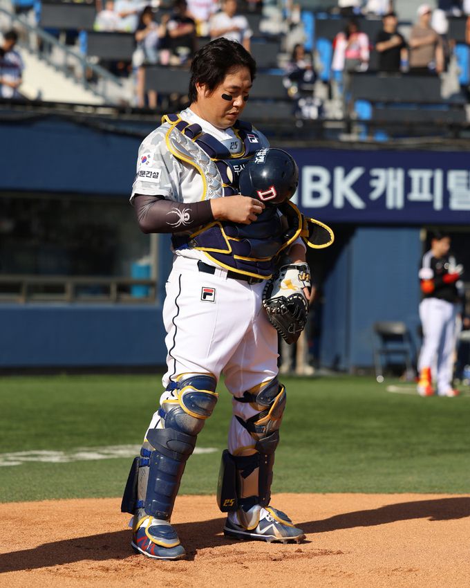 두산 양의지가 경기 전 국민의례를 하고 있다. 사진=두산베어스 제공