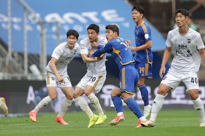 김천 상무 김민덕과 울산 HD 주민규가 경합을 펼치고 있다. 사진=한국프로축구연맹 제공