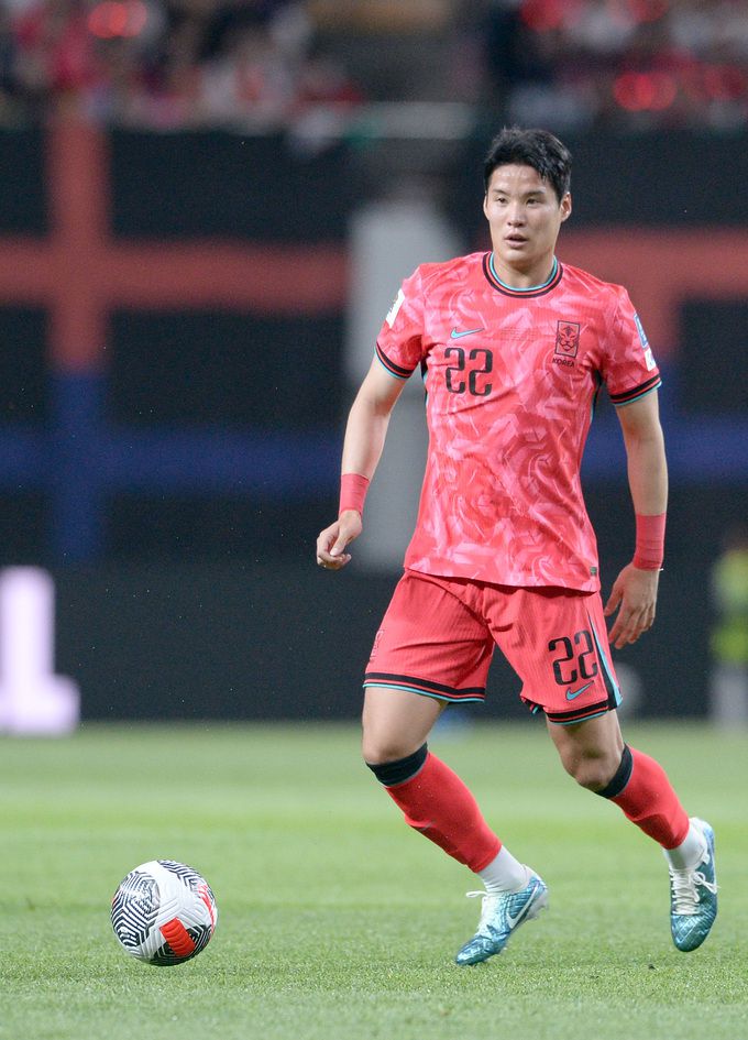 축구 대표팀 박승욱이 패스할 곳을 찾고 있다. 사진=김두홍 기자