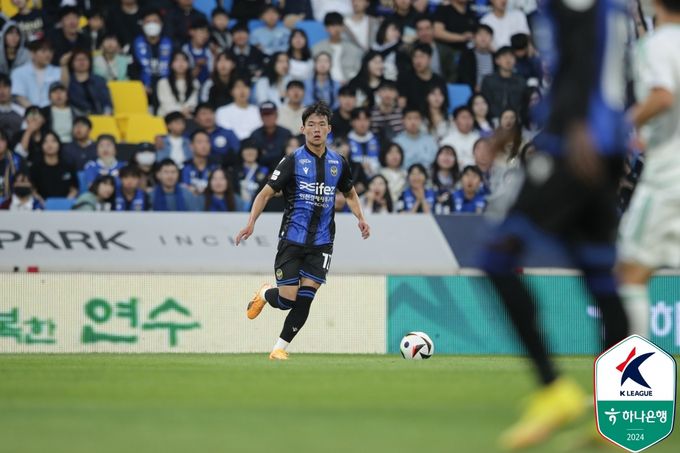 K리그1에 2000년대생들의 돌풍이 이어진다. 준프로 신화를 쓰고 있는 양민혁을 비롯해 문민서, 박승호가 새바람을 일으킨다. 인천 유나이티드 박승호가 지난 5월 전북 현대와의 경기에서 패스할 곳을 찾고 있다. 사진=한국프로축구연맹 제공