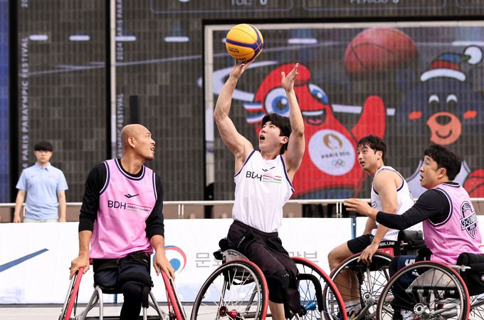 사진=대한장애인체육회 제공 / 15일 서울 반포 한강공원 예빛섬에서 열린 파리 패럴림픽 페스티벌 BDH재단 이사장배 어울림 3X3휠체어농구대회 경기사진
