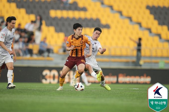 K리그1에 2000년대생들의 돌풍이 이어진다. 준프로 신화를 쓰고 있는 양민혁을 비롯해 문민서, 박승호가 새바람을 일으킨다. 광주FC 문민서(가운데)가 15일 광주축구전용구장에서 열린 김천과의 경기에서 경합을 펼치고 있다. 사진=한국프로축구연맹 제공      인천 유나이티드 박승호가 지난 5월 전북 현대와의 경기에서 패스할 곳을 찾고 있다.