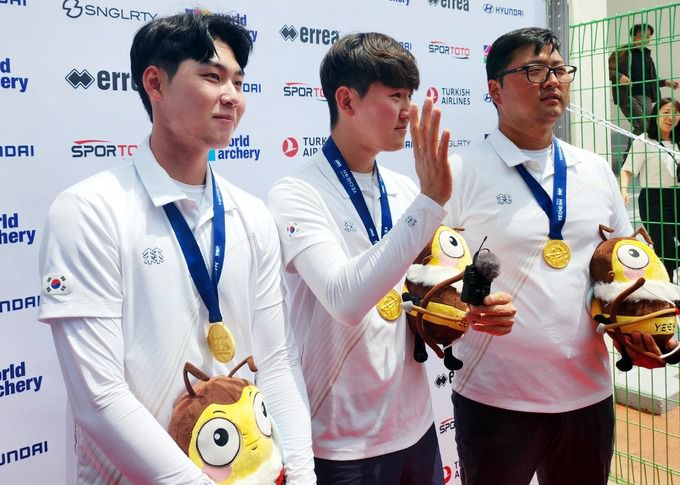 왼쪽부터 이우석, 김제덕, 김우진으로 구성된 남자 리커브 대표팀이 ‘2024 현대 양궁 월드컵 2차 대회’ 리커브 남자 단체전 결승전 우승을 거두고 인터뷰를 나누고 있다. 사진=뉴시스