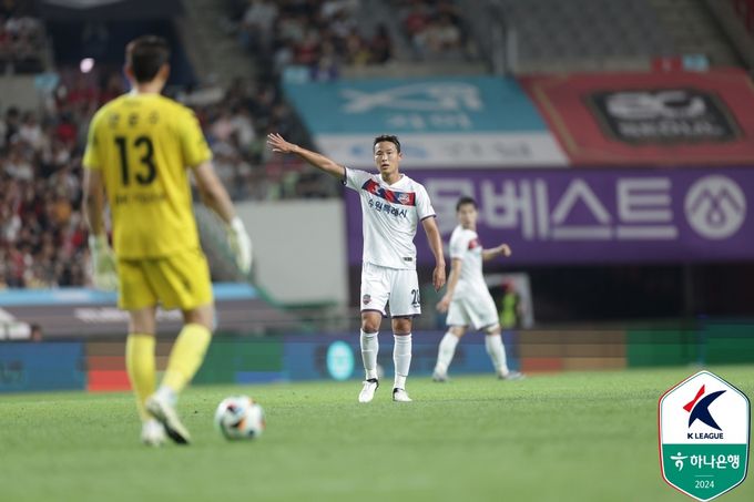 수원FC 손준호(가운데)가 경기 중 지시하고 있다. 사진=한국프로축구연맹 제공
