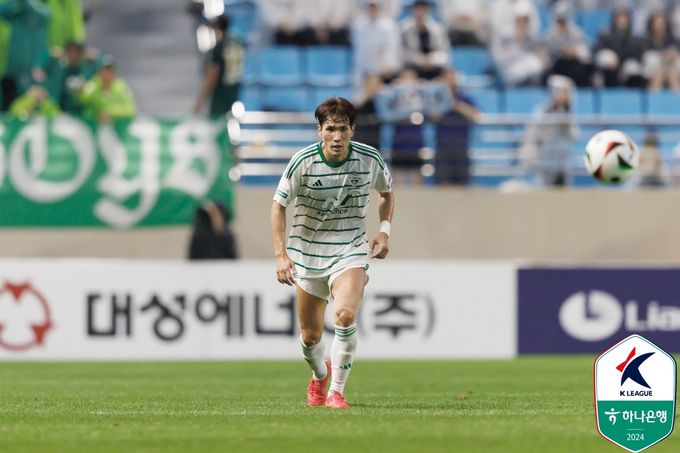 전북 현대 한국영이 22일 DGB대구은행파크에서 열린 대구FC와의 경기에서 패스하고 있다. 사진=한국프로축구연맹 제공