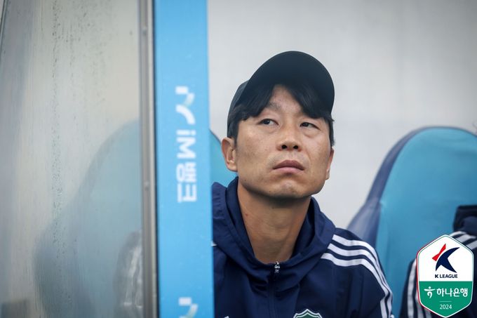 전북 현대 김두현 감독이 22일 DGB대구은행파크에서 열린 대구FC와의 경기에서 경기장을 바라보고 있다. 사진=한국프로축구연맹 제공