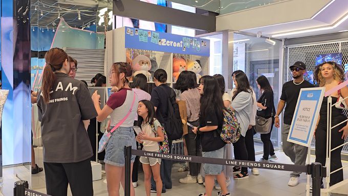 고객들이 팝업스토어에서 산 굿즈를 계산하기 위해 줄서있다. 사진=정희원 기자