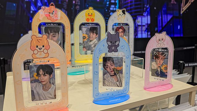 장하오의 최애 굿즈 포토카드를 회전시킬 수 있는 로테이팅 아크릴 스탠드. 사진=정희원 기자