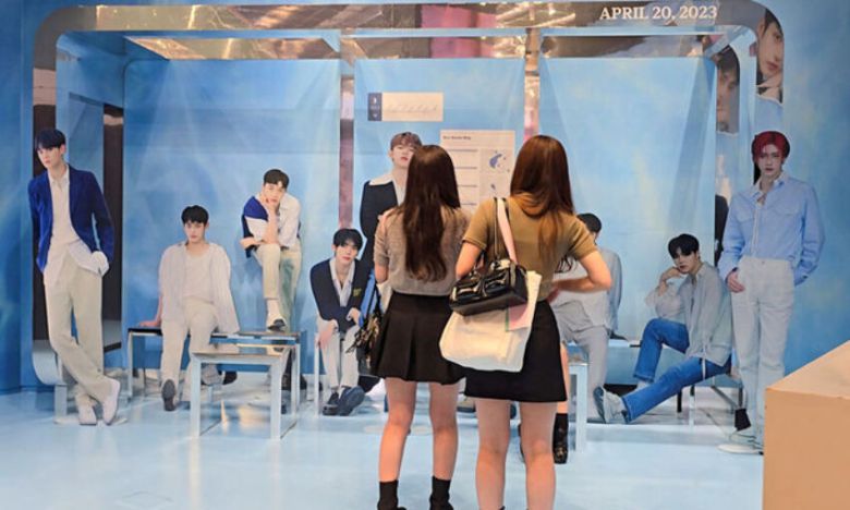 팬들이 포토존에서 촬영에 한창이다. 사진=정희원 기자