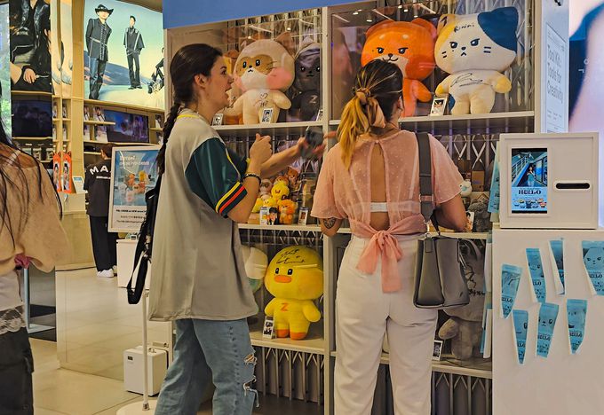 해외 제로즈들이 제로니 인형을 보고 귀여워하고 있다. 사진=정희원 기자