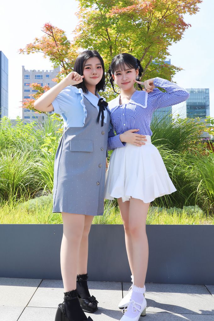 Lucky팡팡(김다현x스미다 아이코)이 인터뷰에 앞서 포즈를 취하고 있다. 사진=n.CH엔터테인먼트 제공