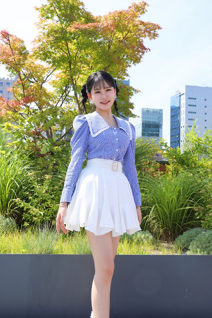 김다현이 인터뷰에 앞서 포즈를 취하고 있다. 사진=n.CH엔터테인먼트 제공