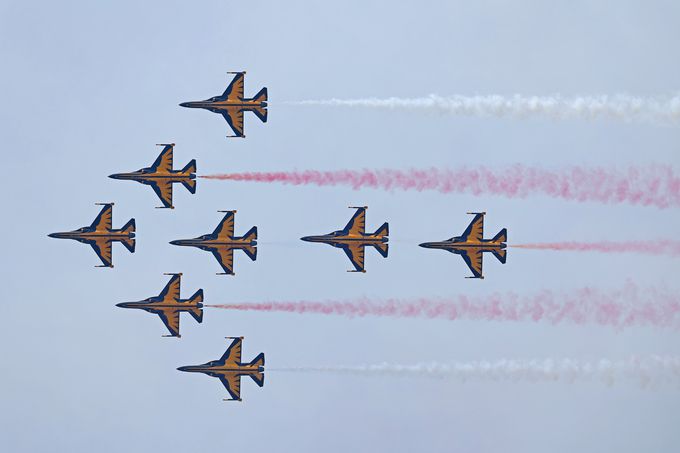 지난 5일 경기도 수원시 공군 10전투비행단에서 열린 ‘F-4팬텀 퇴역식 미디어데이’에서 블랙이글스가 축하비행을 하고 있다. 사진=뉴시스