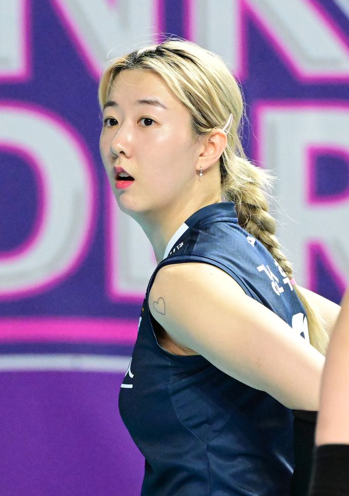 올 시즌을 앞두고 한국도로공사로 이적한 강소휘가 지난 시즌 GS칼텍스 소속으로 경기를 뛰고 있는 모습. 사진=KOVO 제공