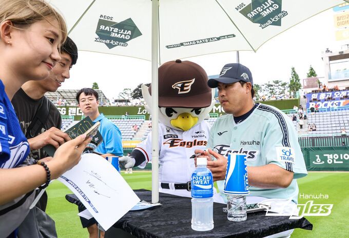 한화 류현진이 올스타전 팬 사인회에 참석해 팬들에게 사인해주고 있다. 사진=한화이글스 제공