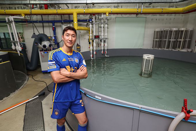 정우영이 울산 HD 입단식에서 포즈를 취하고 있다. 사진=울산 HD 제공