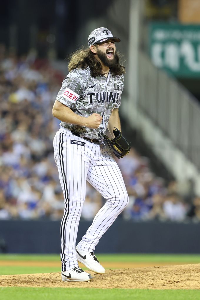 LG 케이시 켈리가 아웃카운트를 잡고 포효하고 있다. 사진=LG트윈스 제공