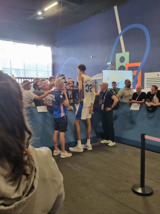 프랑스 대표팀 빅터 웸반야마가 경기 후 취재진에 둘러싸여 인터뷰하고 있다. 사진=최정서 기자