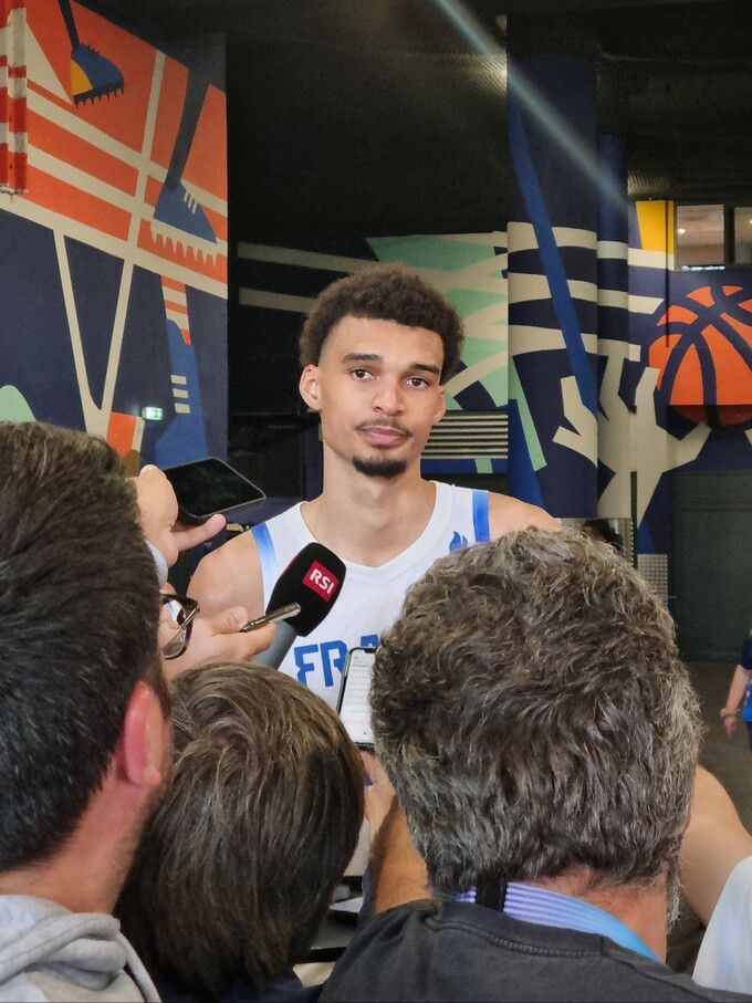 프랑스 대표팀 빅터 웸반야마가 경기 후 취재진에 둘러싸여 인터뷰하고 있다. 사진=최정서 기자